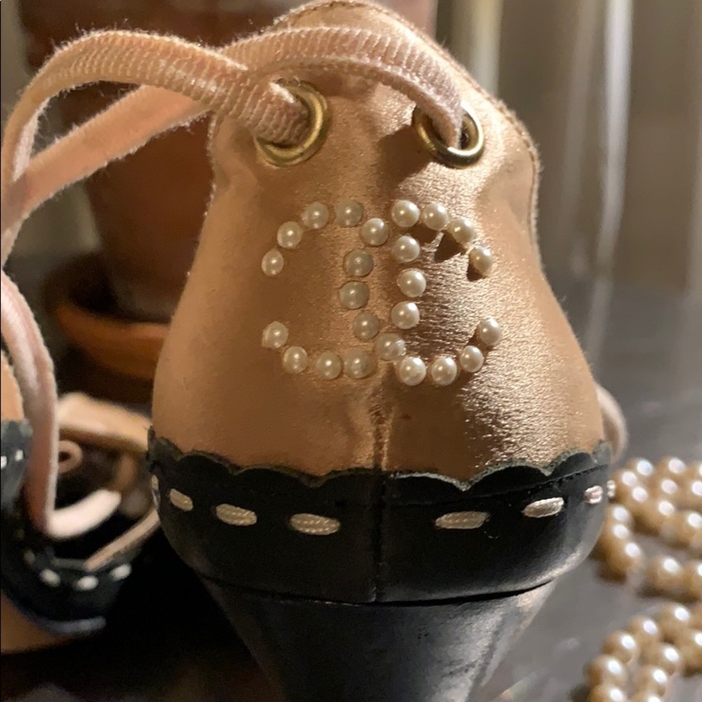 CHANEL Vintage Cloth Heels - Picture 4 of 16